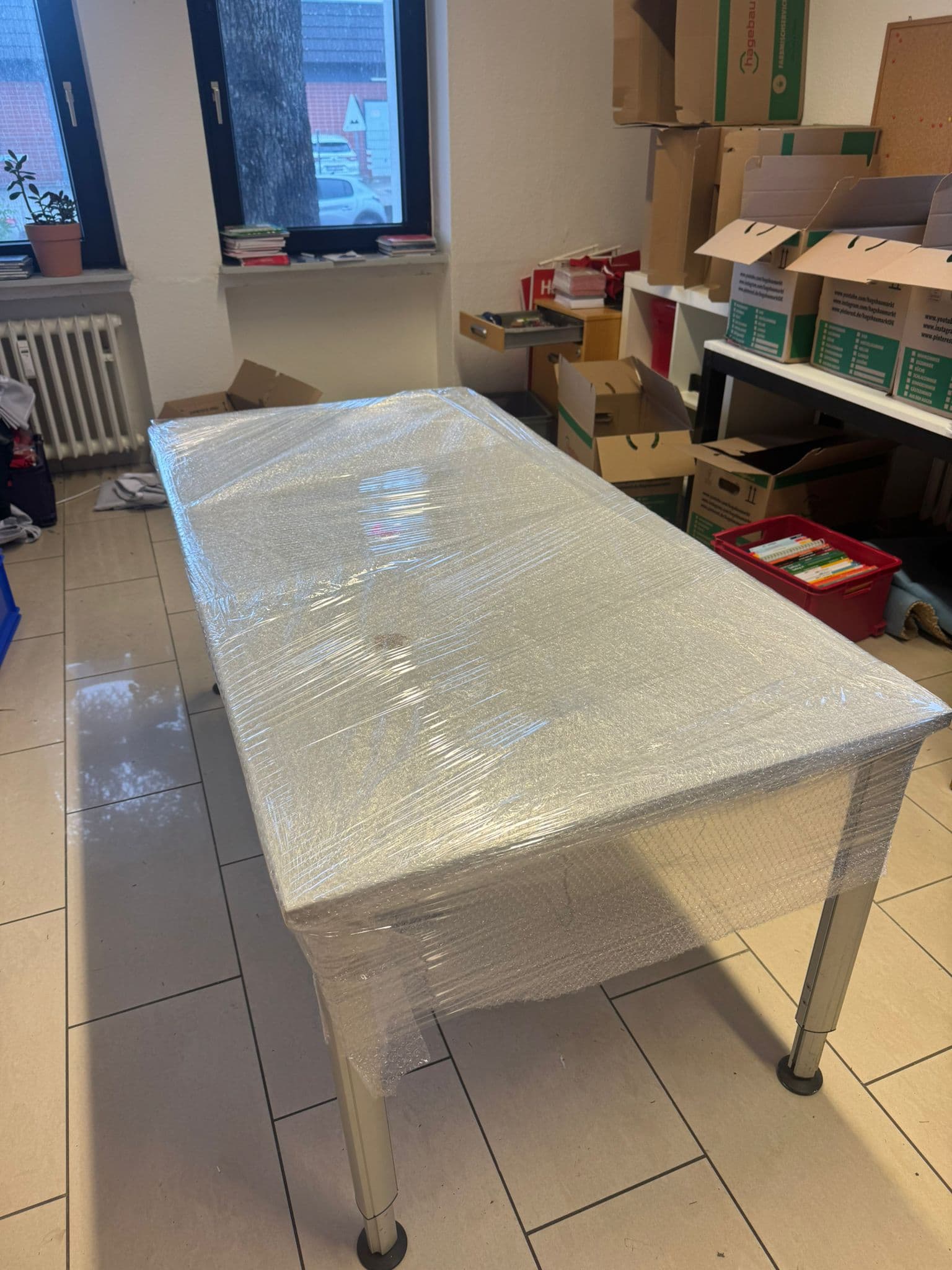 Sorgfältig in Stretchfolie verpackter Tisch vor dem Transport