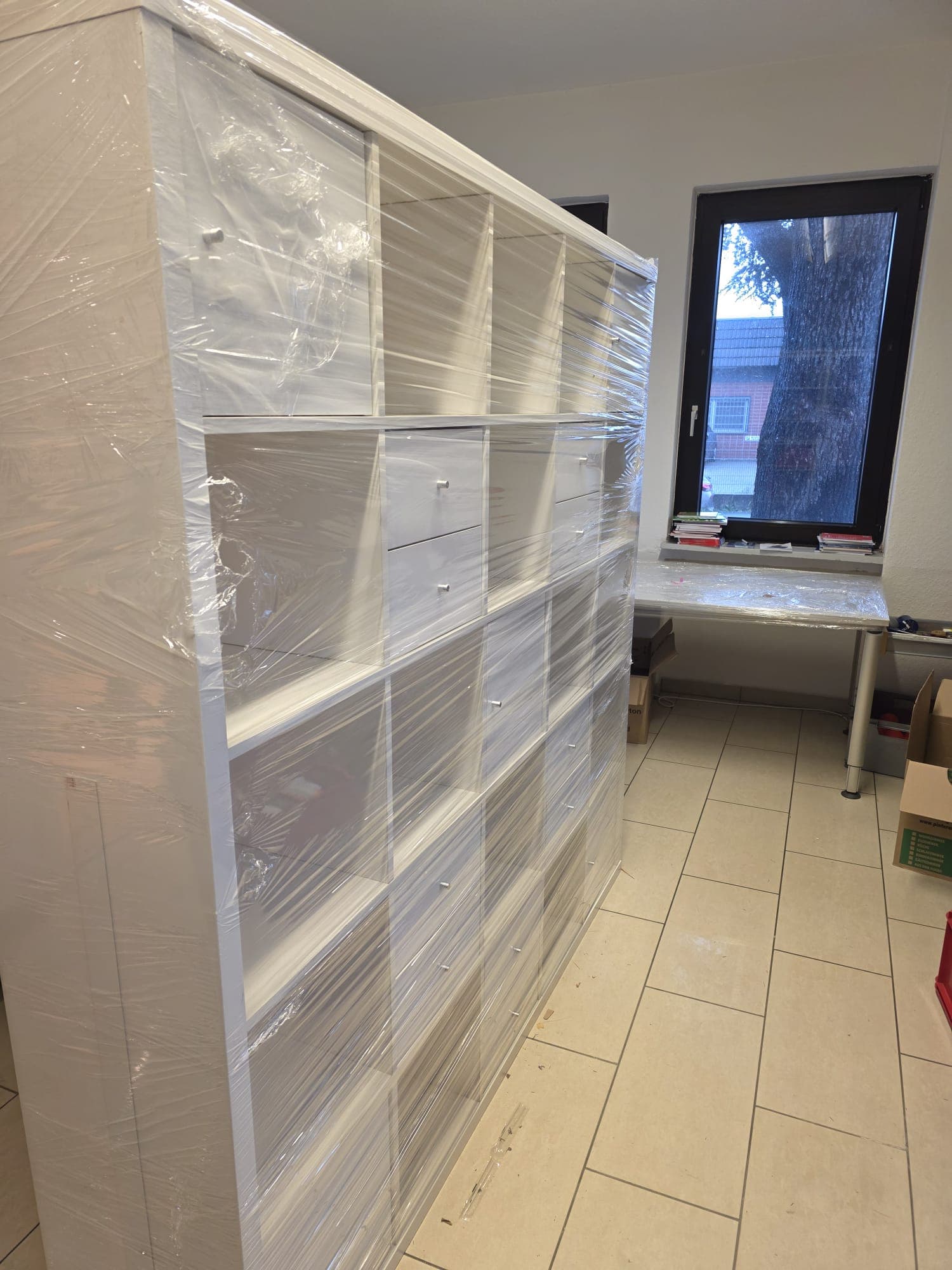 Großes Regalsystem fachgerecht mit Folie geschützt