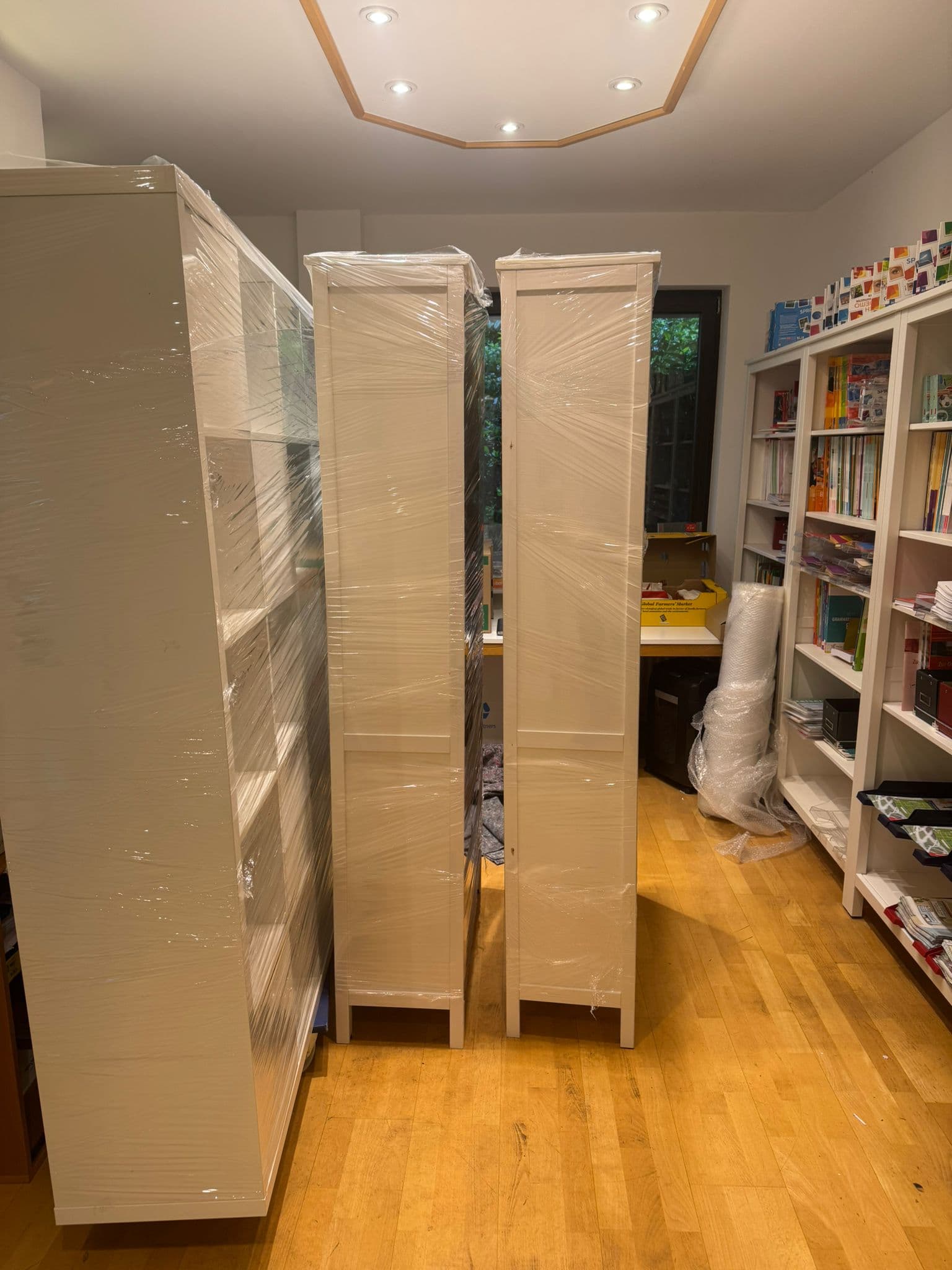 Hochschränke transportsicher in Folie verpackt